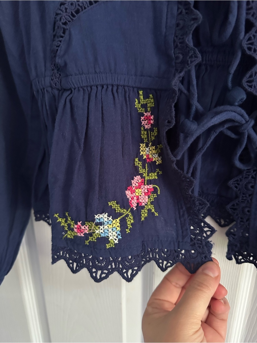 Size XS Jennifer & Grace Women’s Navy Embroidered Floral Tie-Front Blouse - Picture 6 of 11